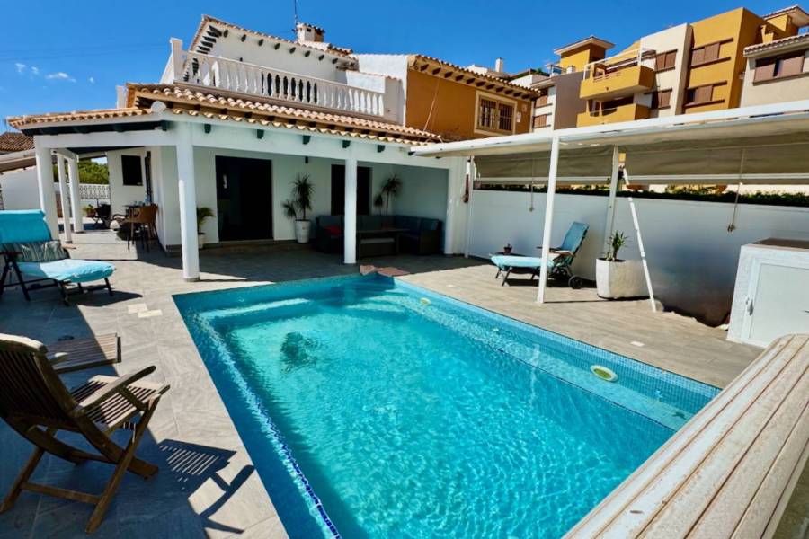 Resale - Villa - Punta Prima